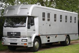 Oakley Man 18T horse transporter
